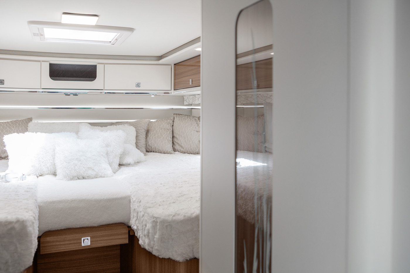 Vue de la chambre à coucher avec des lits blancs.