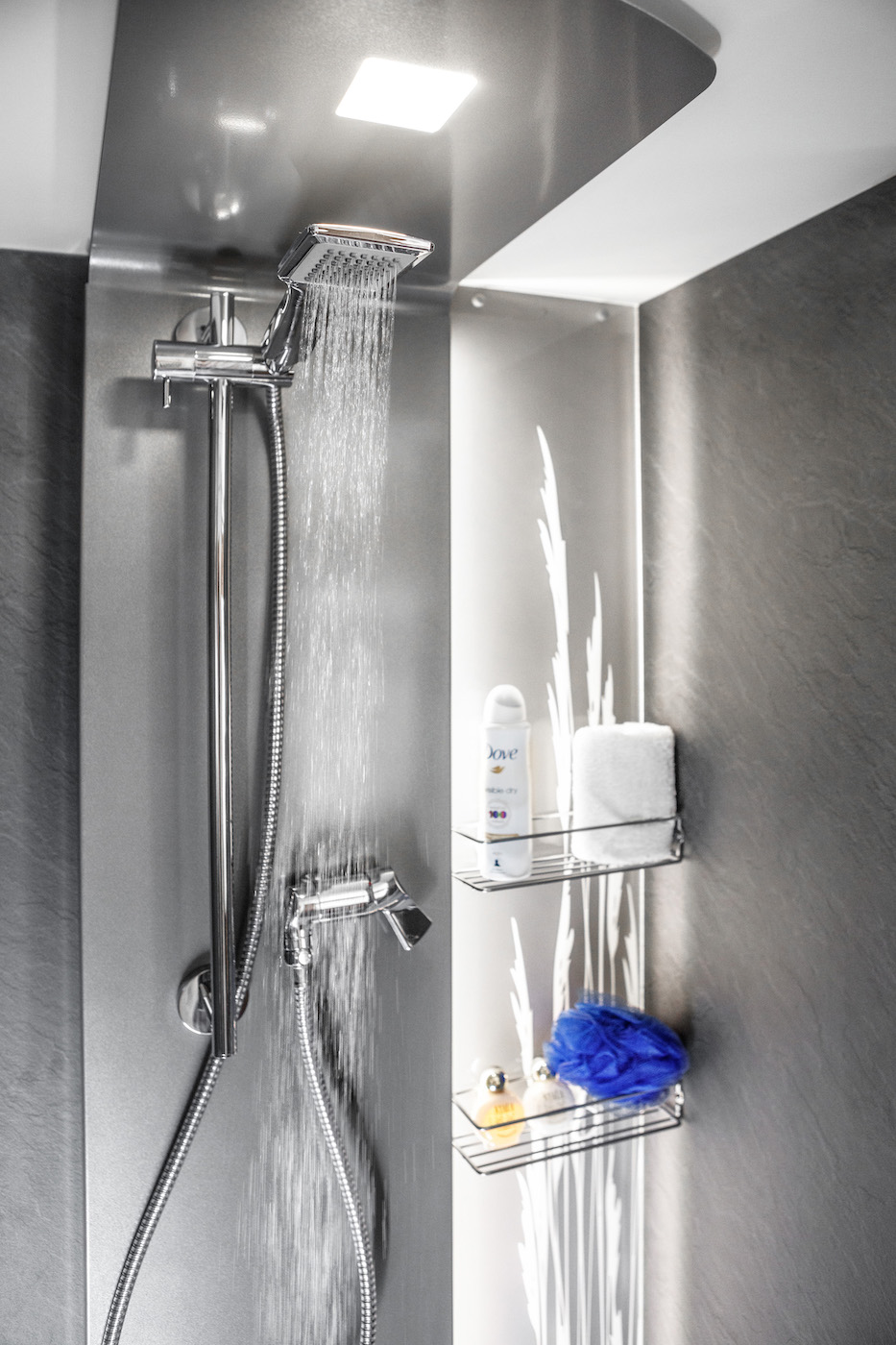 Douche avec eau courante.