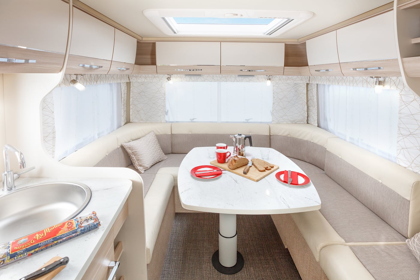 Coin salon dans un camping-car.