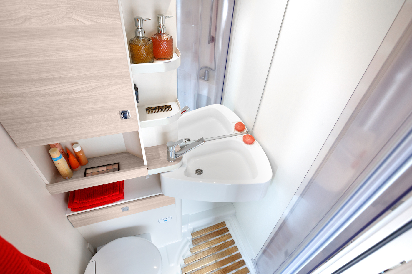 Armoire en bois et lavabo pris par le haut