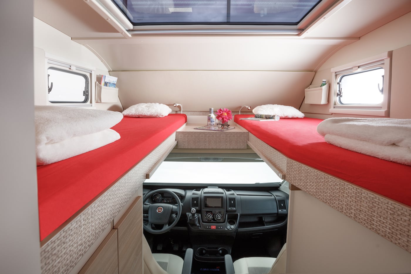 Au-dessus de la cabine du conducteur se trouvent des lits à gauche et à droite.