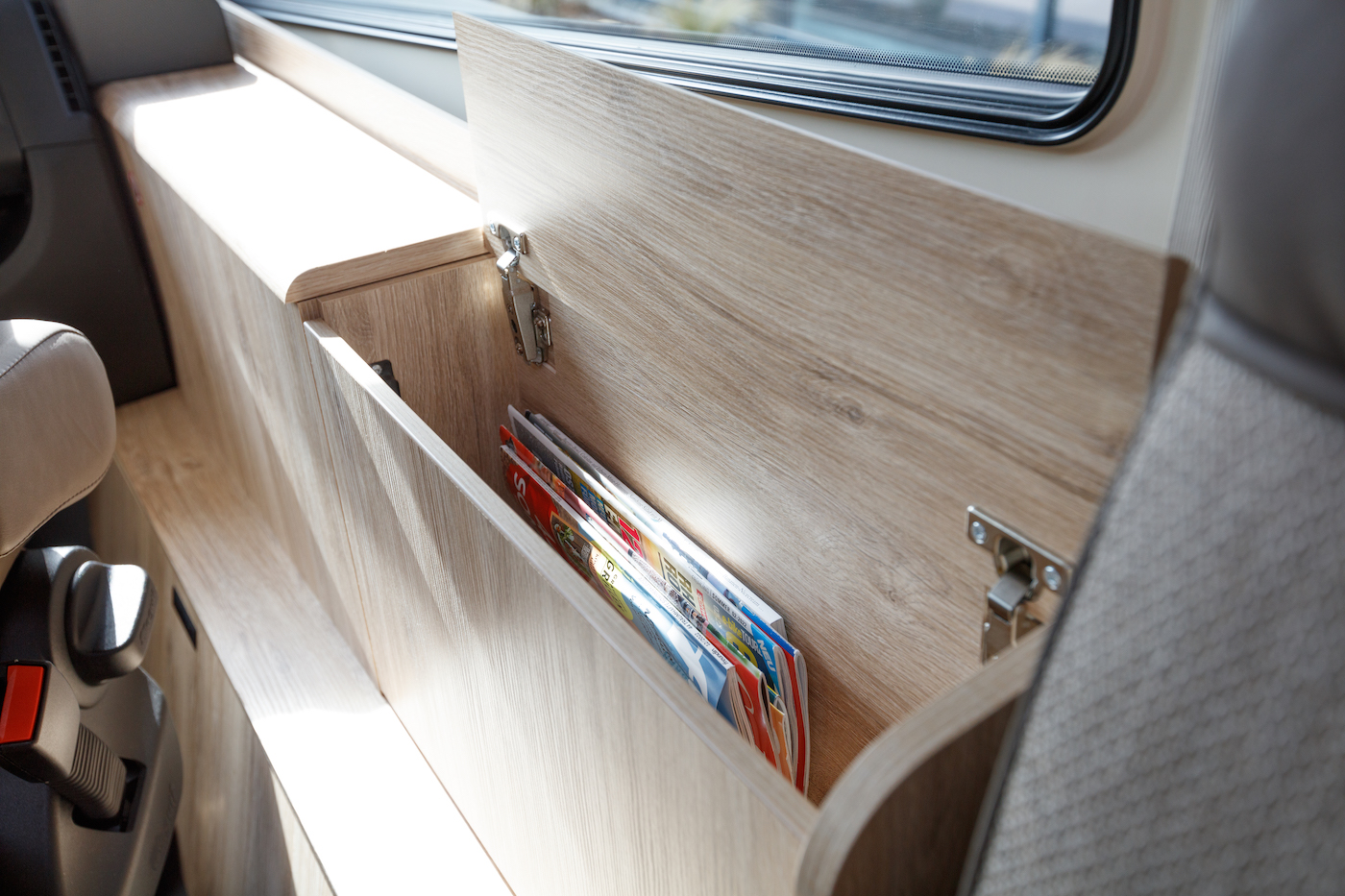 Caisse de rangement ouverte avec des magazines.