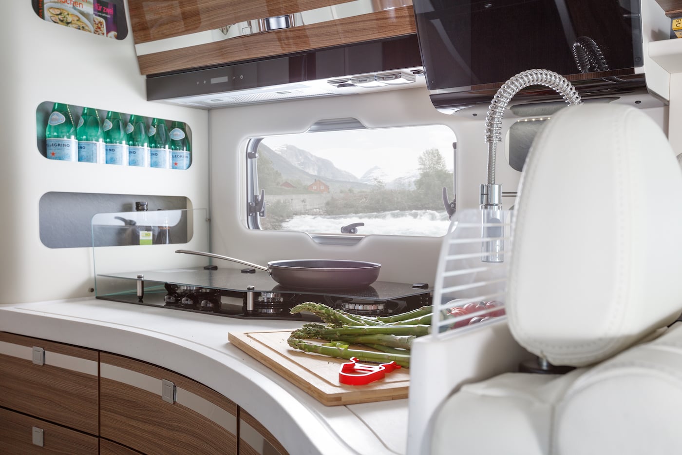 Kitchenette avec planche à découper et légumes dans un camping-car.