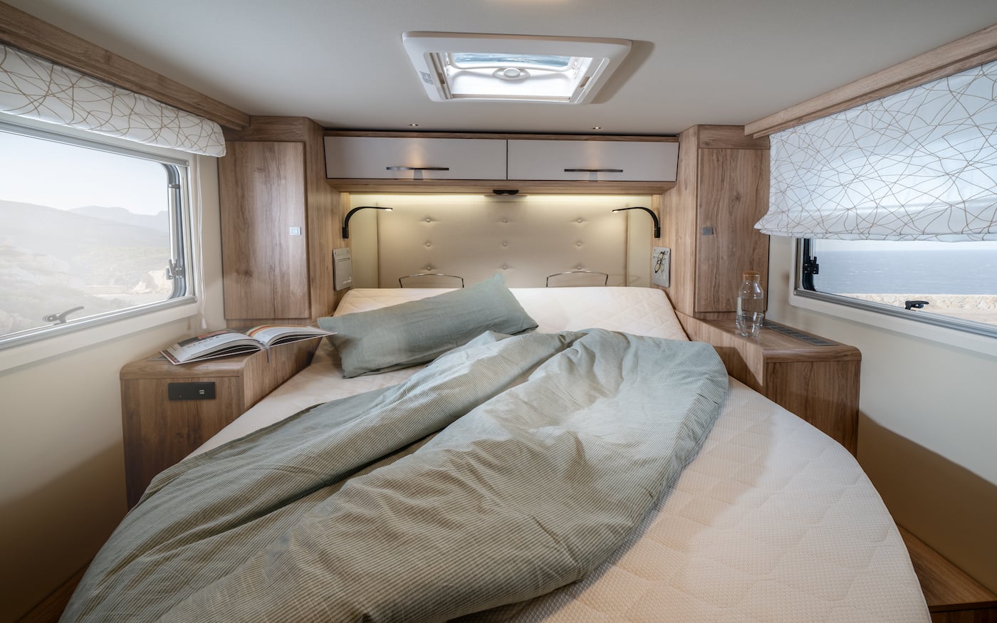 Lit arrière dans un camping-car