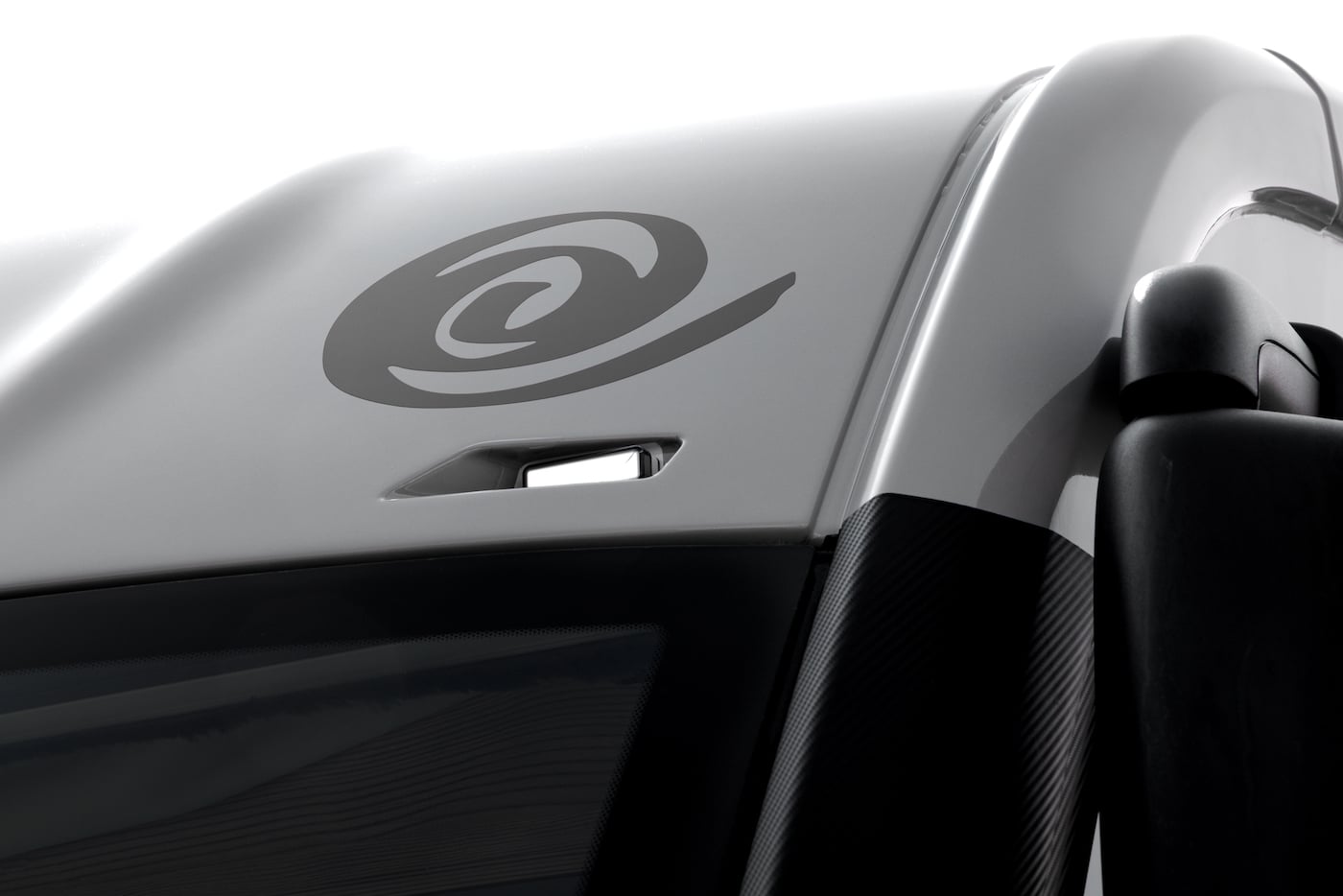 Logo Eura Mobil imprimé sur une partie blanche de la voiture.