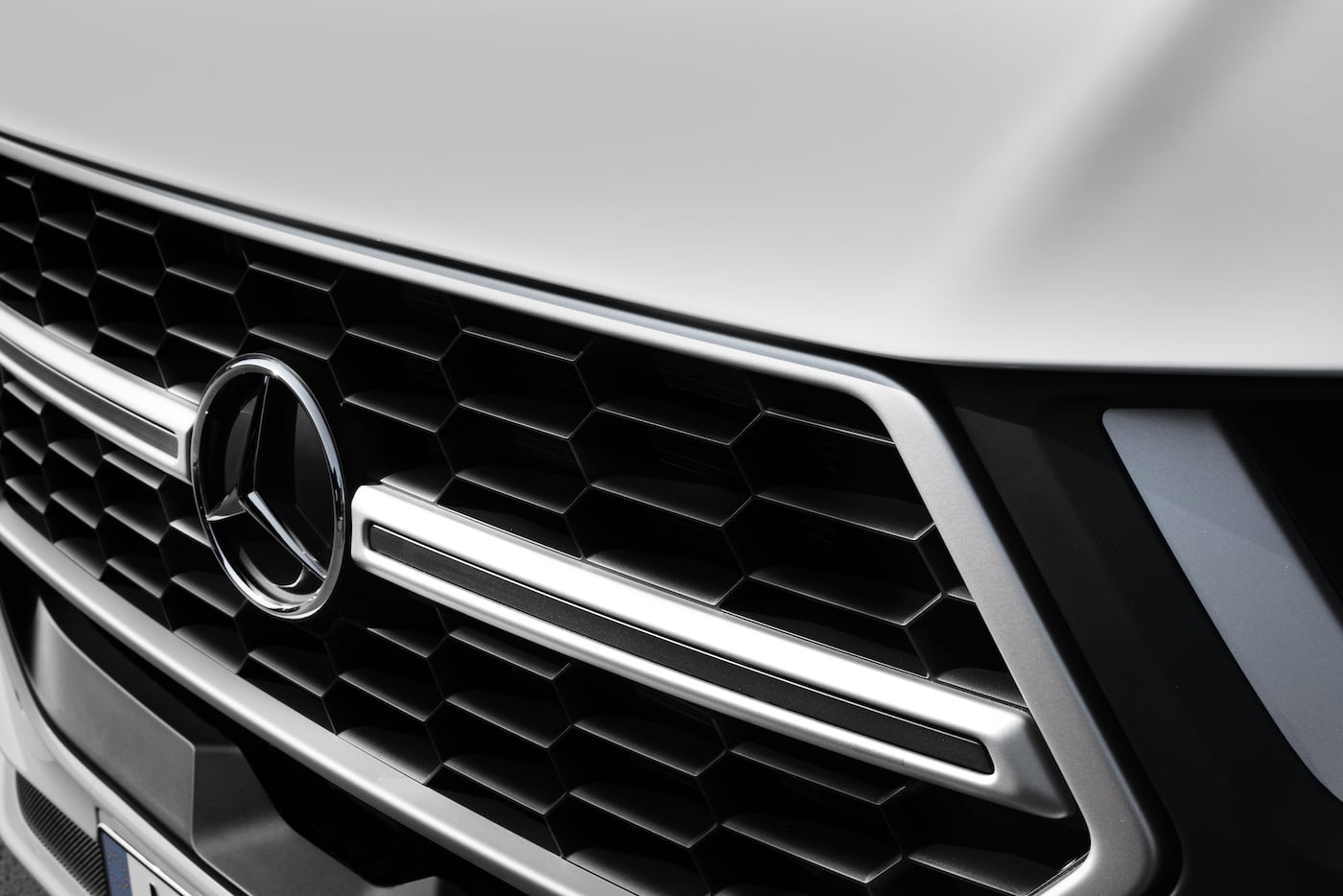Vue détaillée de l'avant de la voiture avec l'étoile Mercedes.