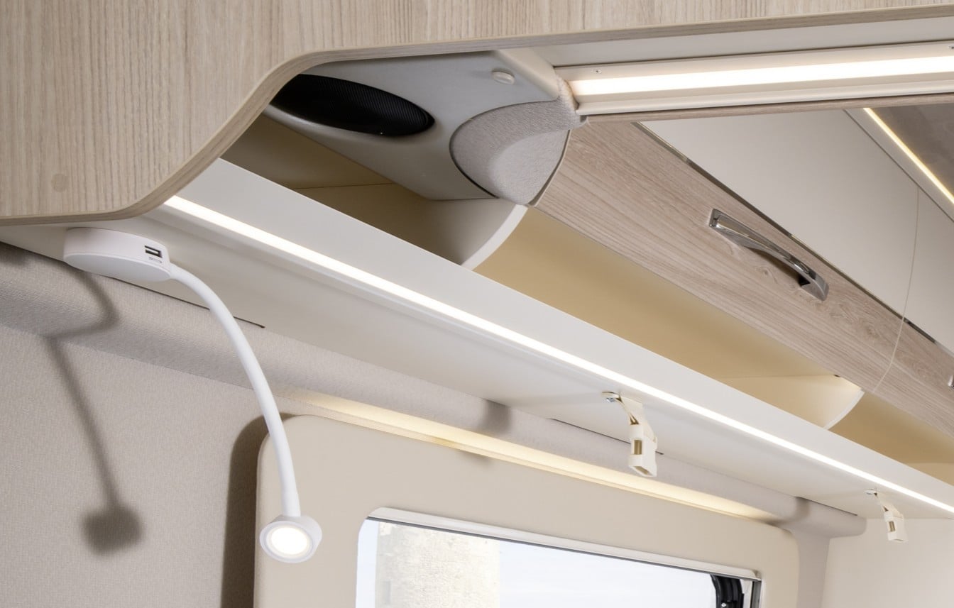 Boîtes, lampes LED et prises USB.