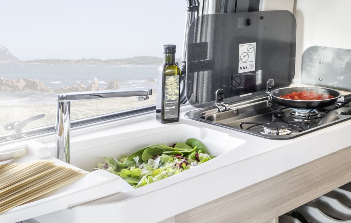 Évier avec tablette et fenêtre derrière.