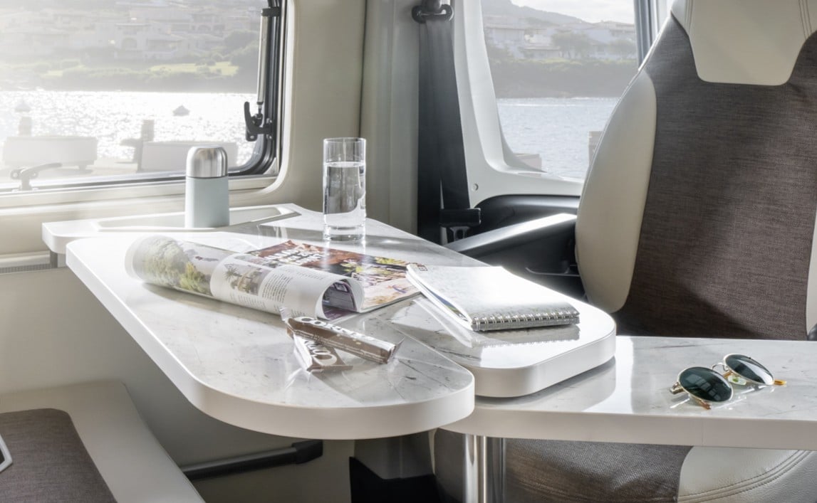 Table avec journal et verres.