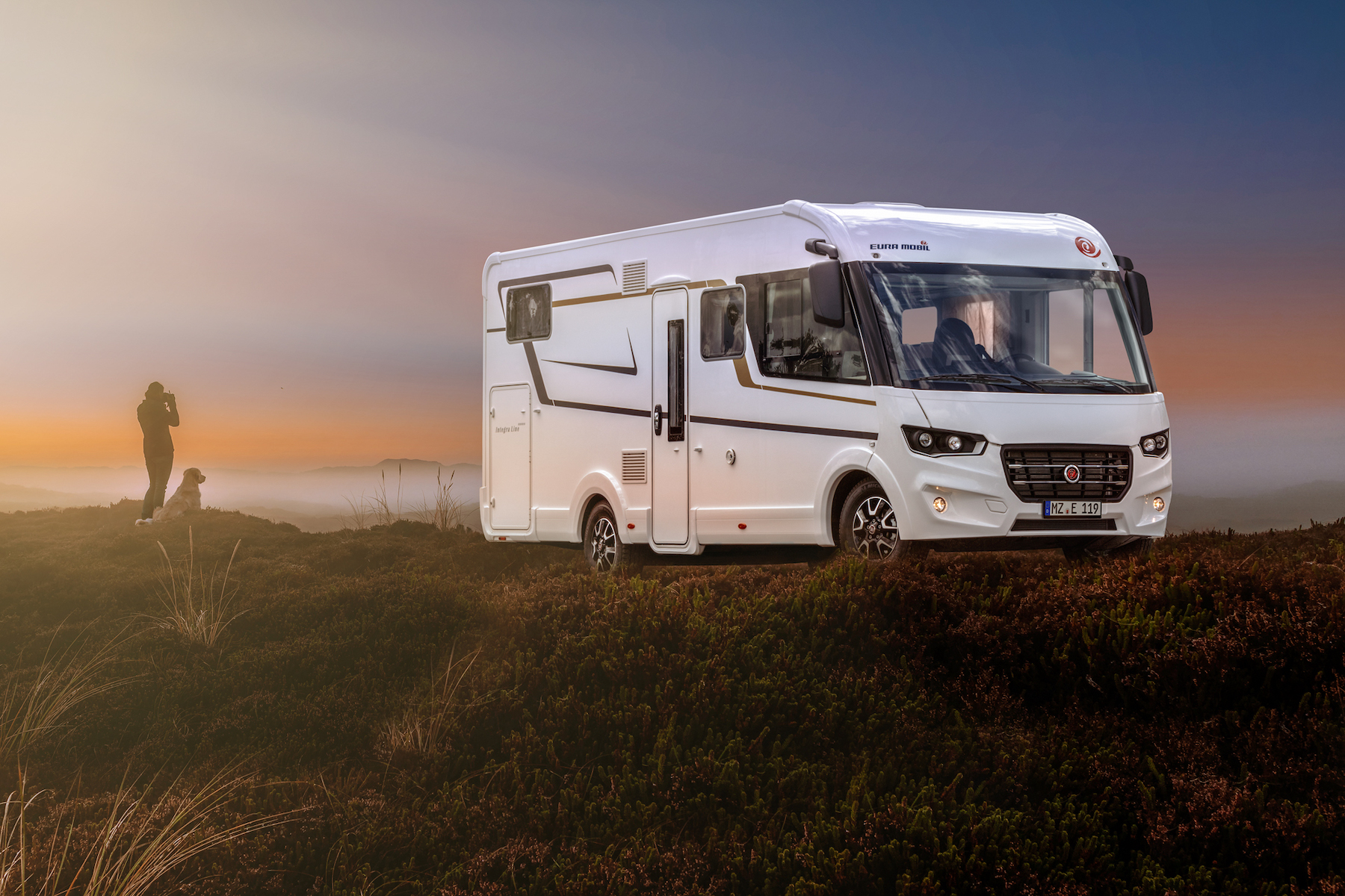 Camping-car devant un ciel de soirée atmosphérique.