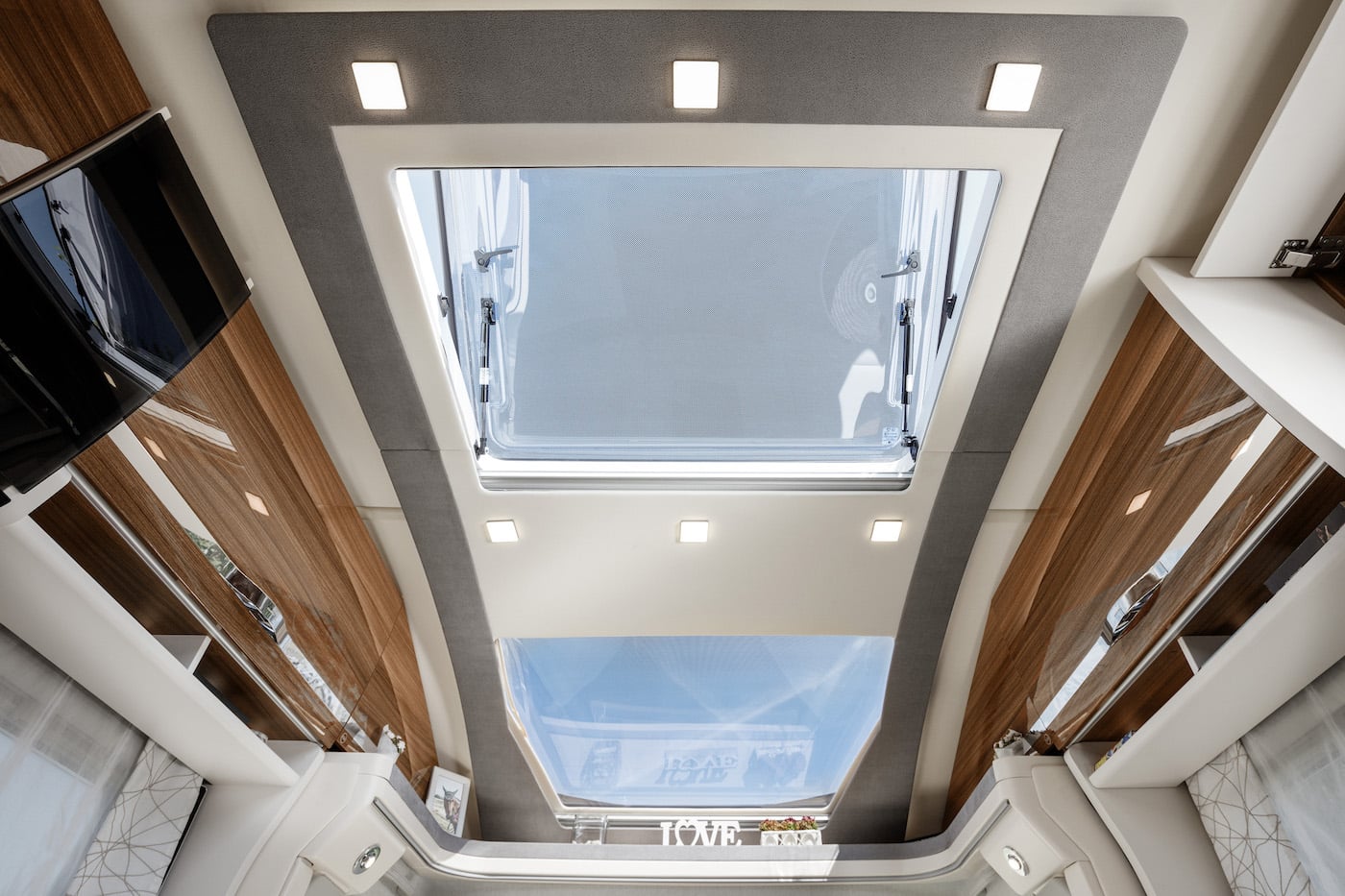 Vue du haut de la fenêtre de toit d'un camping-car.