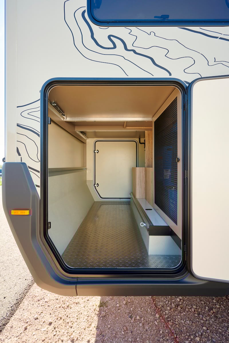 Porte ouverte d'un camping-car avec vue sur l'espace de rangement.