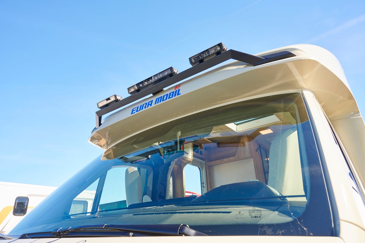 Vue sur le pare-brise du camping-car Xtura.