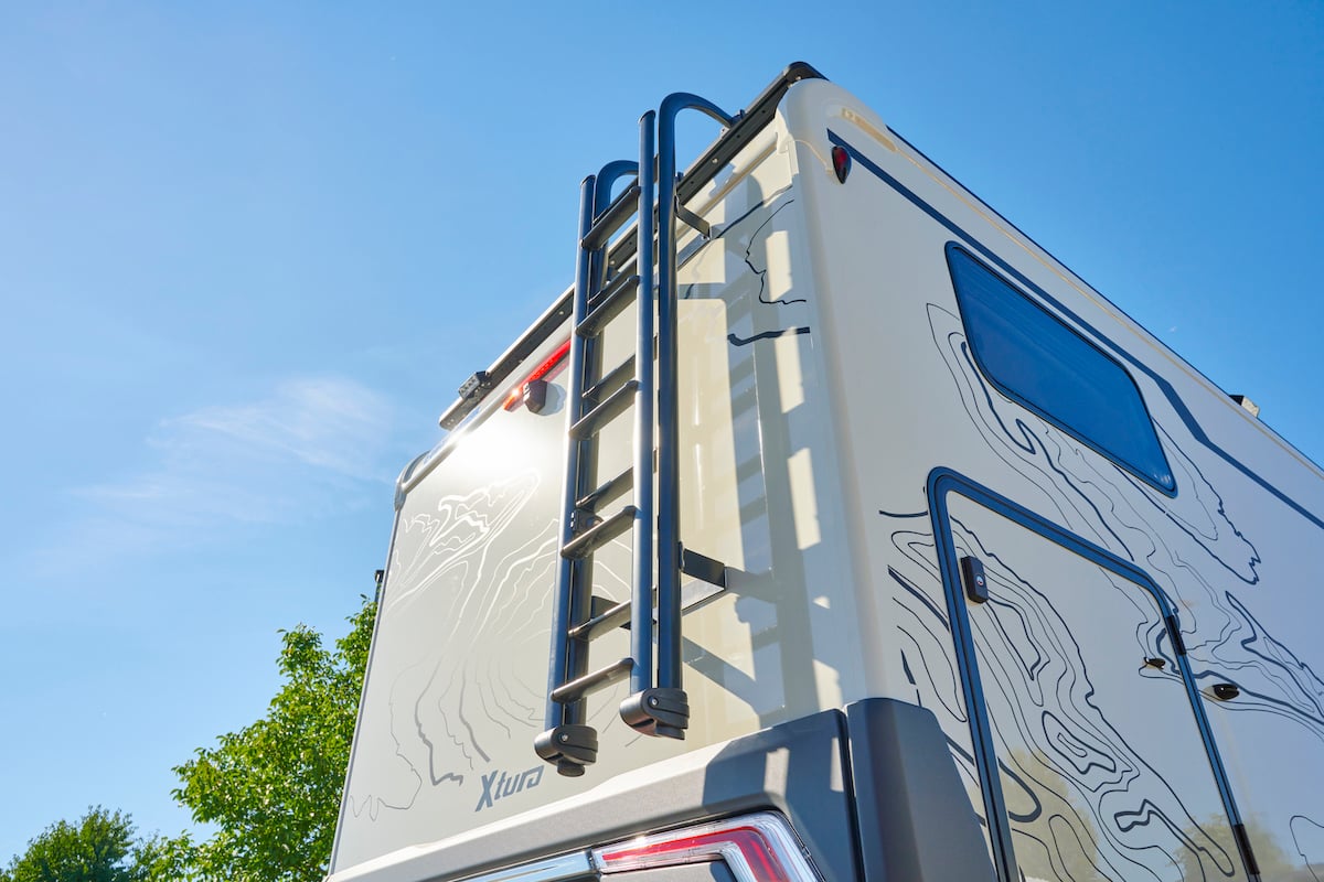 Photo de mise au point de l'arrière du Xtura avec l'échelle qui mène au toit.
