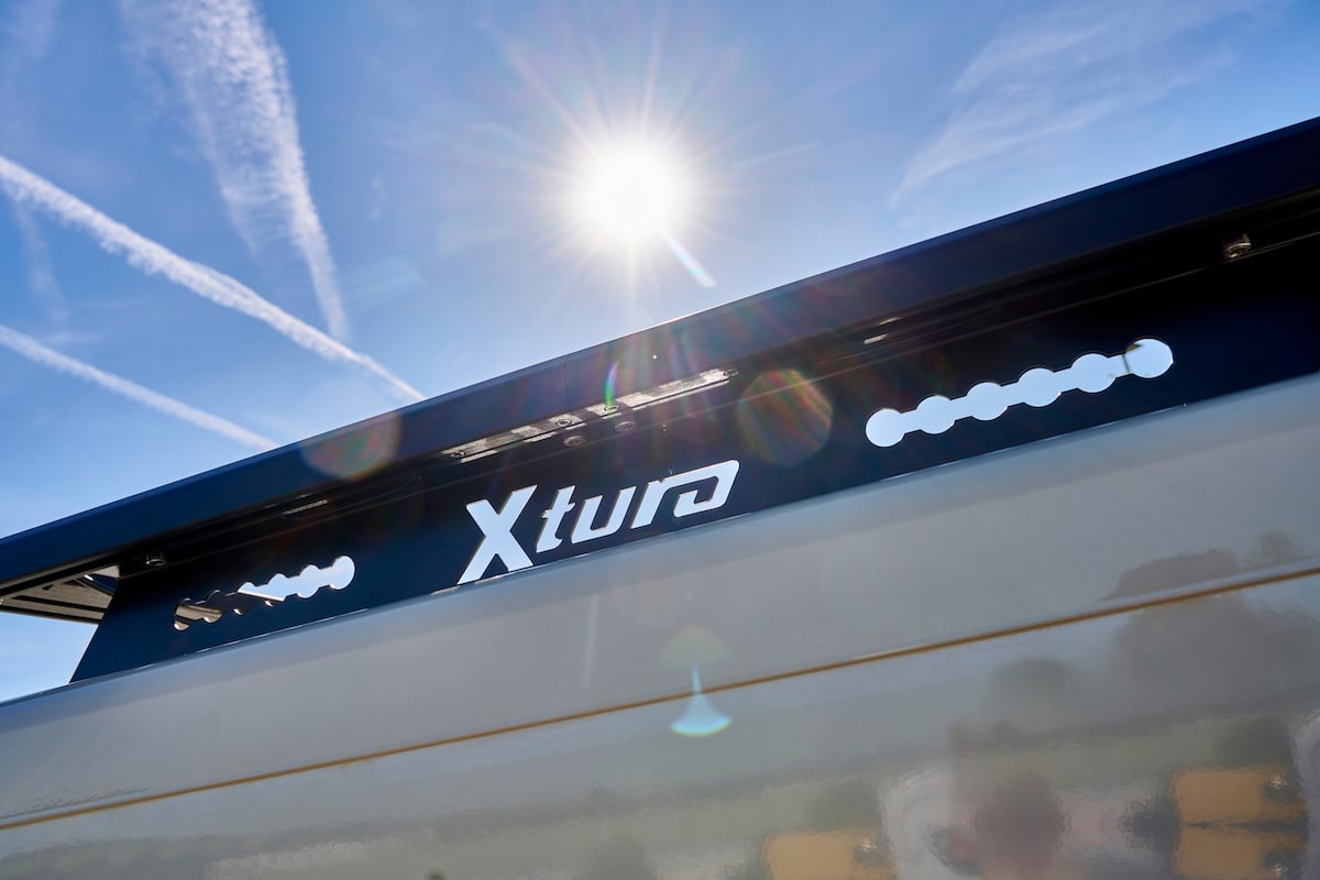 Vue oblique sur le toit avec le logo "Xtura".