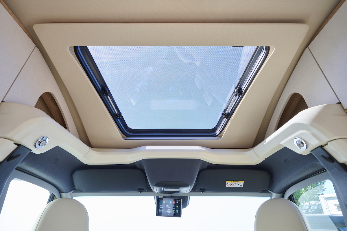 Toit panoramique avec vue sur le ciel.