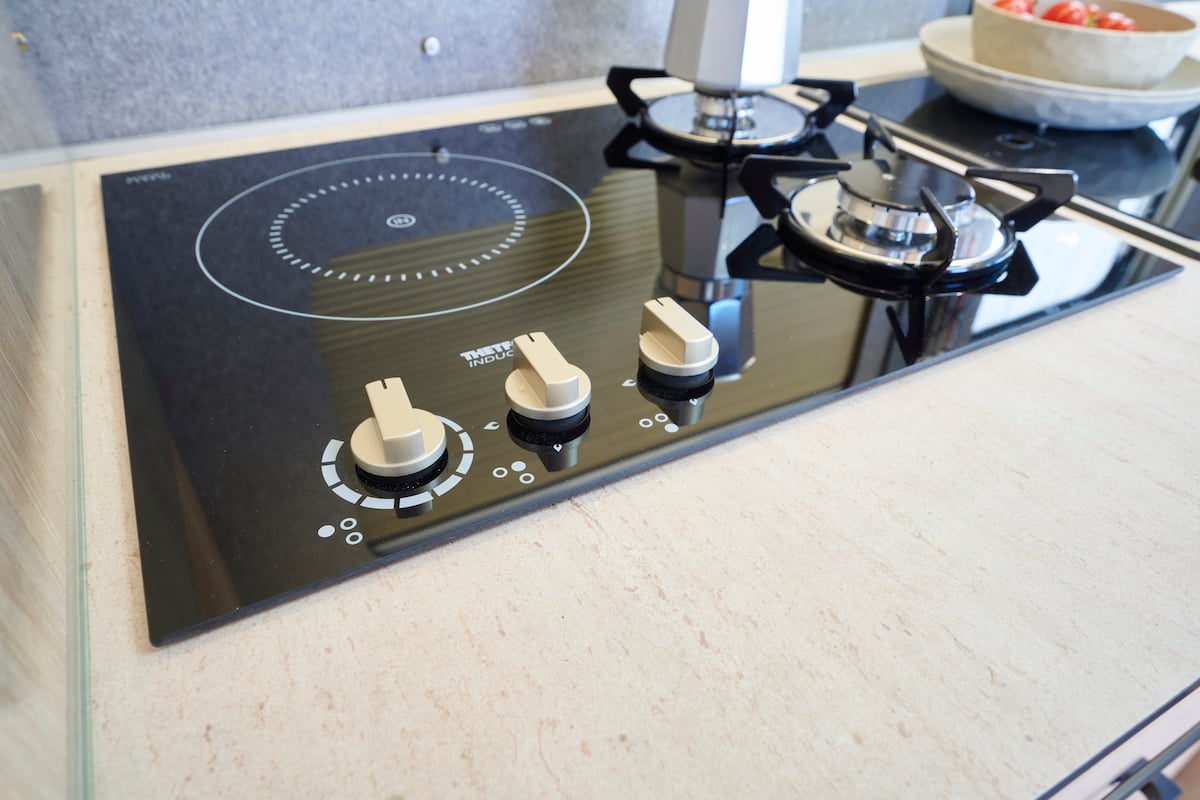 Cuisinière à gaz/induction dans le coin cuisine.