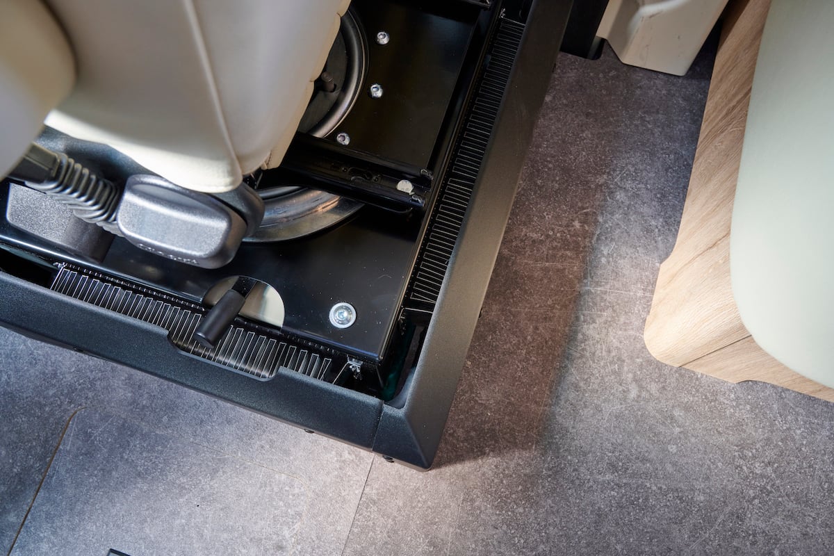 Alde dans le fond mobile ou le siège.