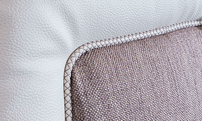 Gros plan sur un coussin blanc avec un insert marron.